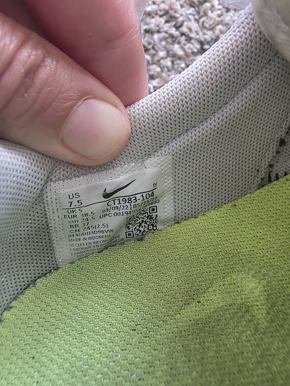 Nike Women's White Sneakers with Black Swoosh and Speckled Sole - Picture 5 of 8